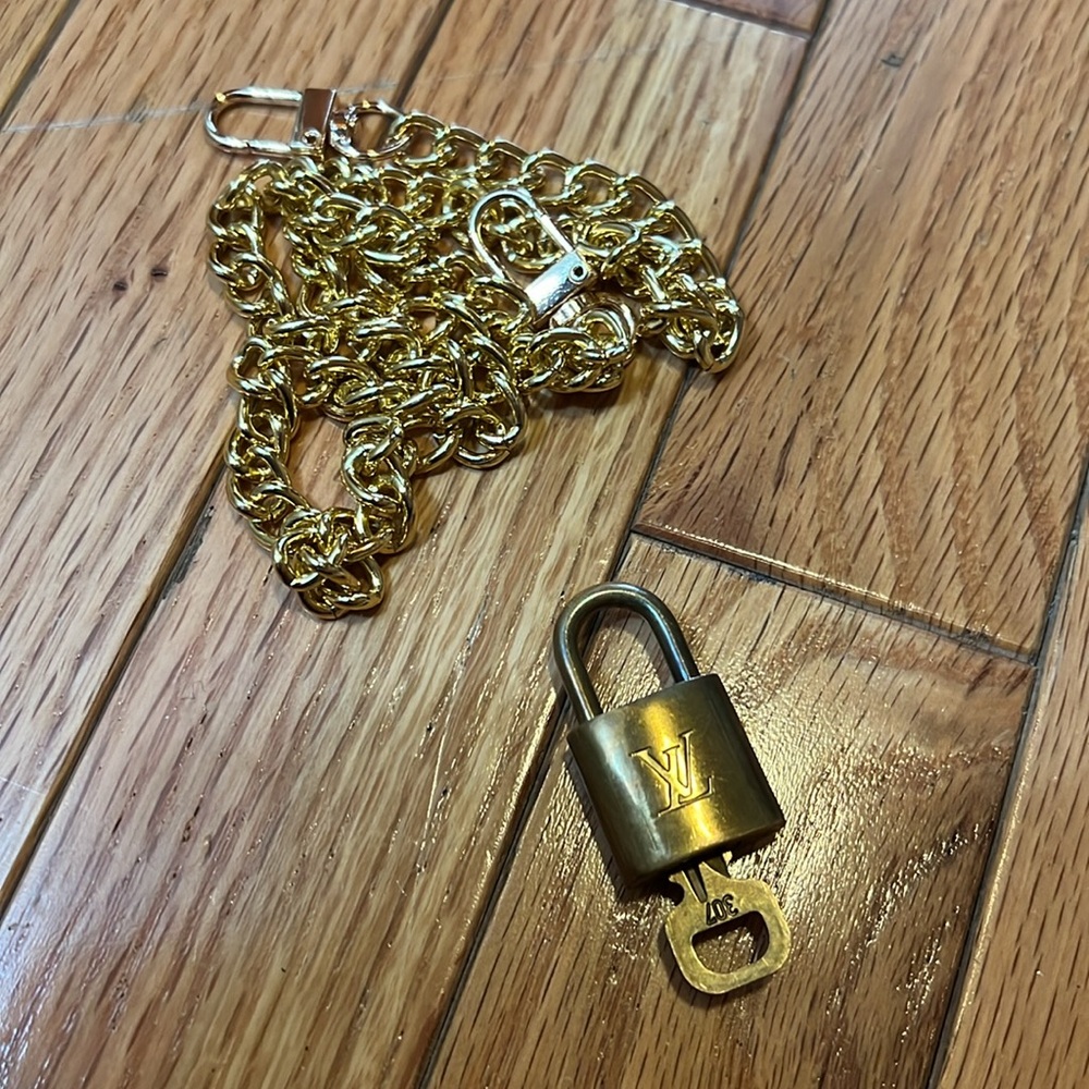 š§”Gold Chain Necklace with LV Lock Pendant 307 - Picture 11 of 14